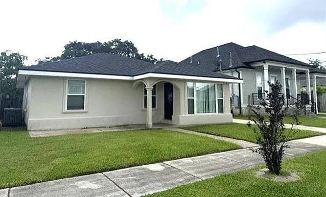 3 bed, 1.0 bath, 1102 sqft, $1,800 — Photo 2