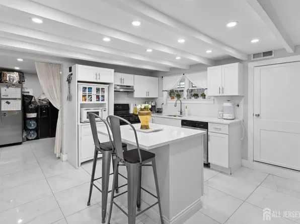 11 Main St, Englishtown, NJ 07726
