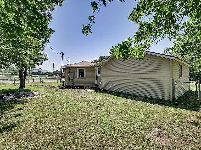 1501 Greenbrier Dr — Photo 32