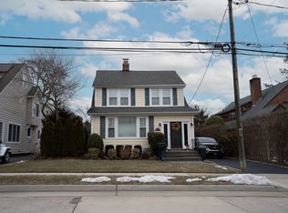 33 Davis Rd #B, Pt Washington, NY 11050