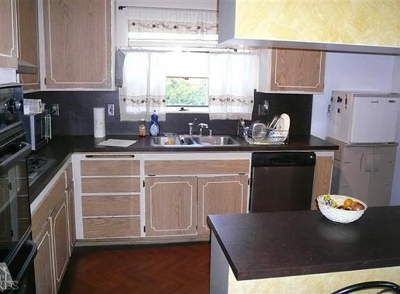 4th image of 709 Rosewood Ave