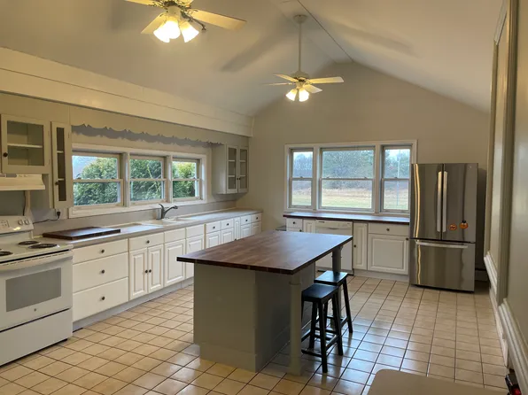 2400 Middle Rd, Highland, MI 48357