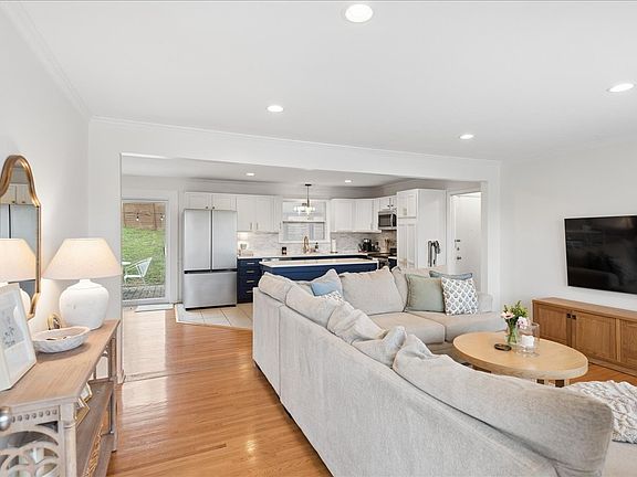 5th image of 150 Lake Park Dr