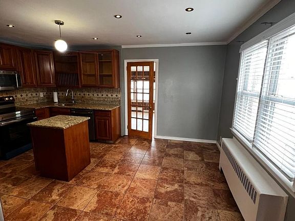 3rd image of 337 Pennyfield Ave