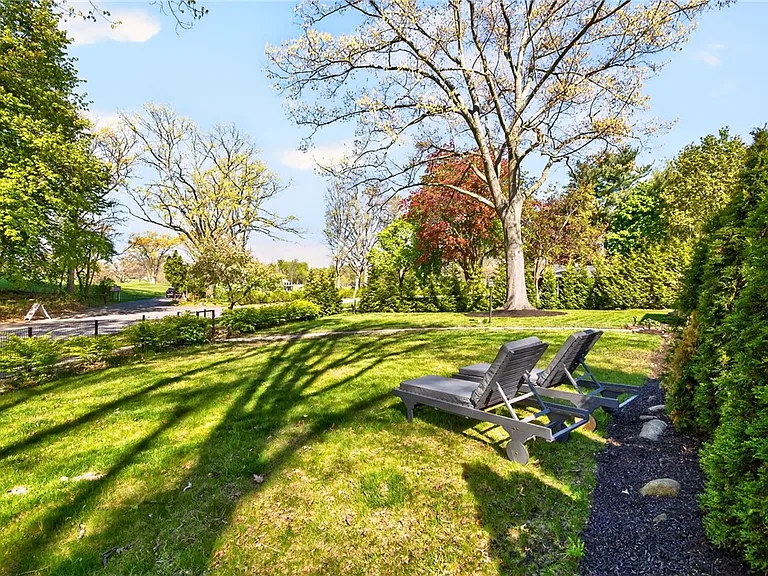 330 Kilbourn Rd — Photo 35