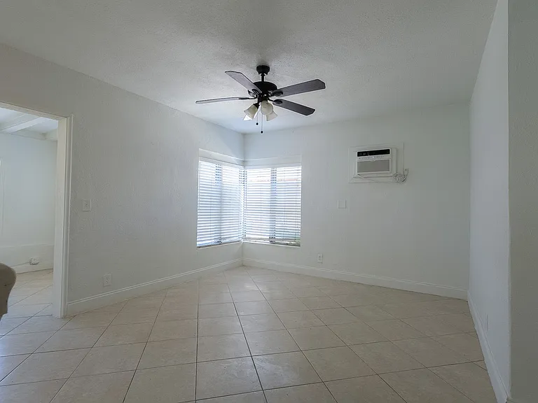 490 SE 21st St #6 — Photo 5