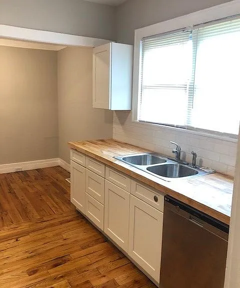 2343 Woodbine Ave — Photo 6