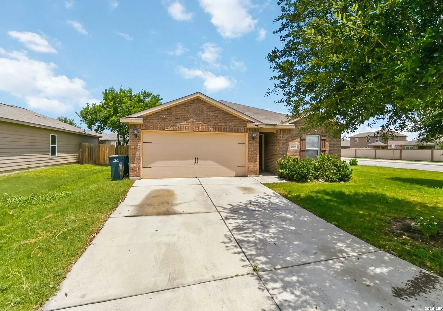 Beautiful 3-Bedroom, Single Story Home In Luckey Ranch — Photo 3