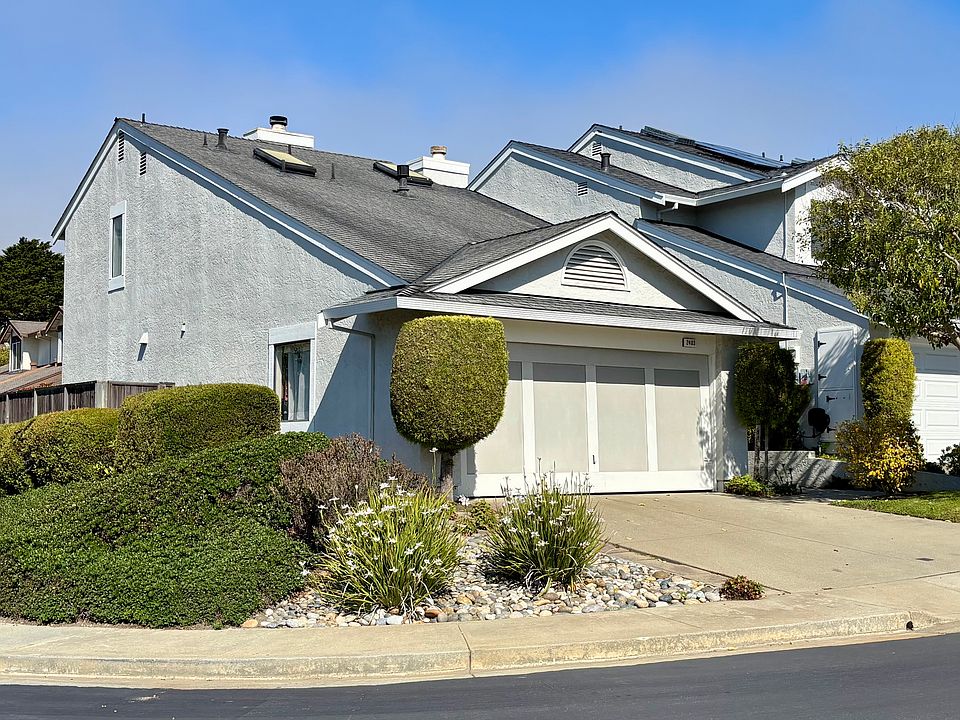 Corner location, end unit with side access to back yard.