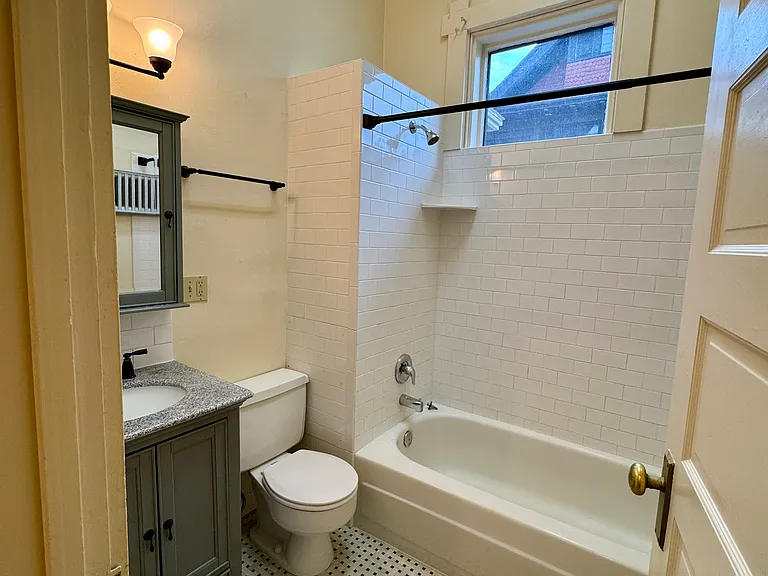 112 N 2nd St #4 — Photo 8