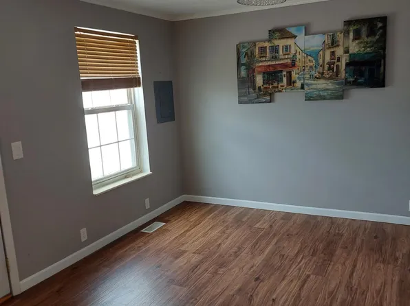 8906 Hook St, Highland, IN 46322