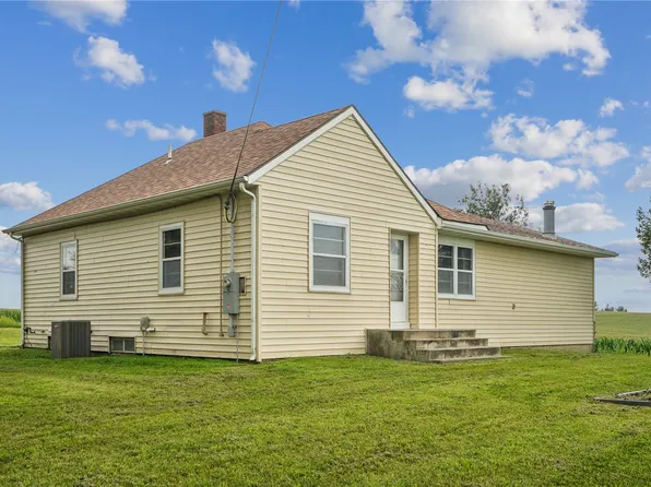 1056 W Ave, Norway, IA 52318