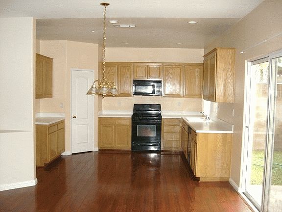 Kitchen & Breakfast Area