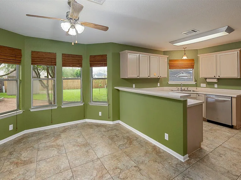 237 Sunshadow Dr — Photo 5