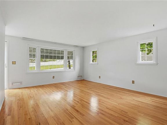 3rd image of 167 Sun Valley Dr