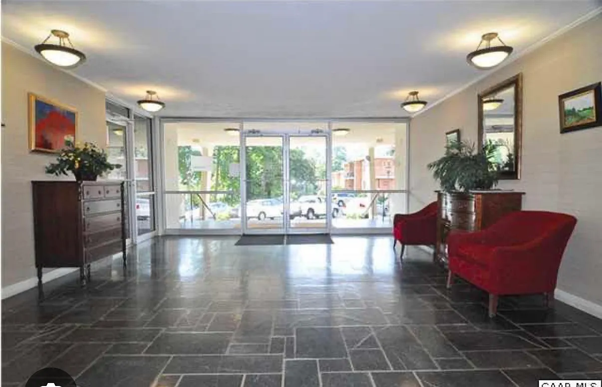 2 bed, 813 sqft, $920 — Photo 2