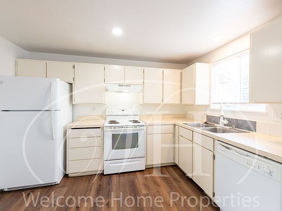 3rd image of 1040 Bonnie Brae St #B