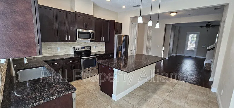 4 bed, 3.5 bath, 2014 sqft, $2,795 — Photo 4