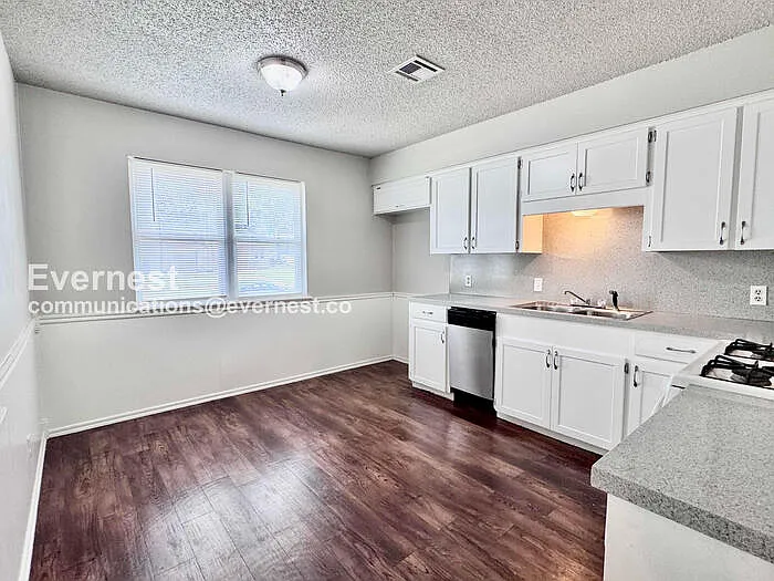 606 North Village Ave — Photo 9