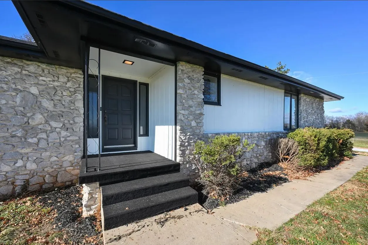 2 bed, 2.5 bath, 2493 sqft, $2,295 — Photo 2