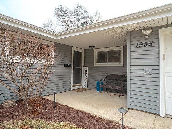 2nd image of 1935 Larchmont Rd