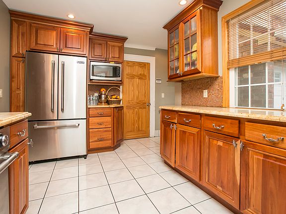 4th image of 203 Stirling Ave