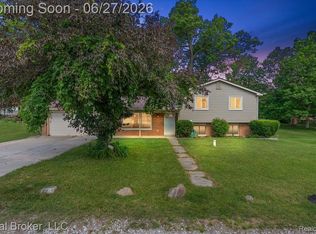 8320 Hillpoint Dr, Brighton, MI 48116