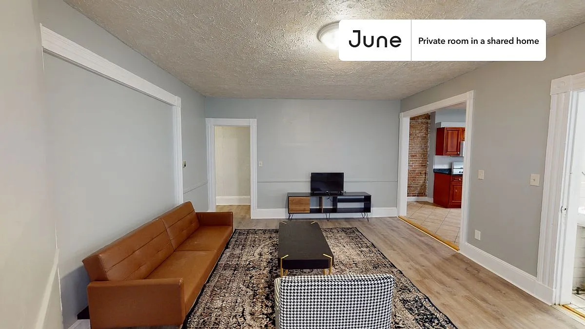 Full bedroom in 7 bed/2 bath home in Allston #1505 F — Photo 4