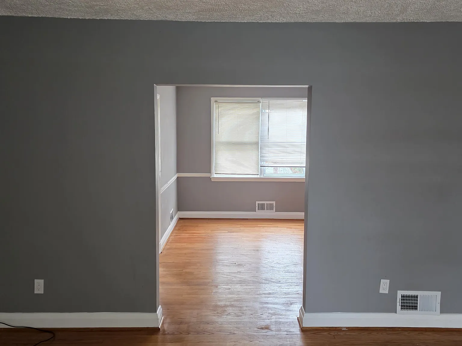 3 bed, 1.5 bath, 1008 sqft, $2,100 — Photo 2