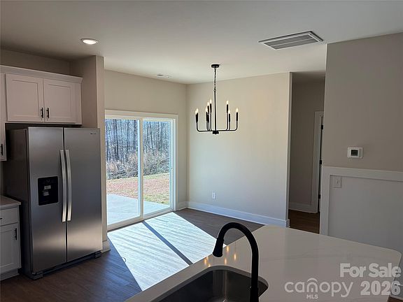 5th image of 928 Blake Rd