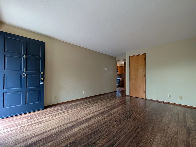 Silver Lace Apartments — Photo 5