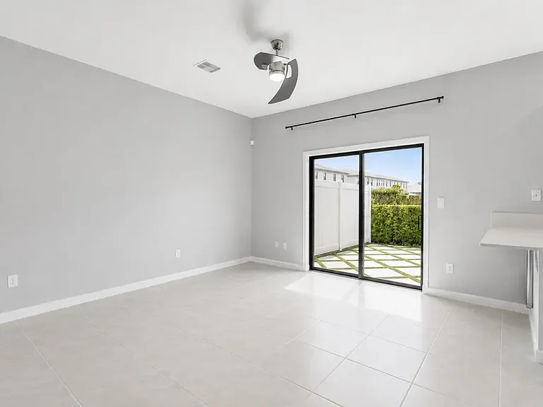 20478 NW 4th Ct — Photo 7