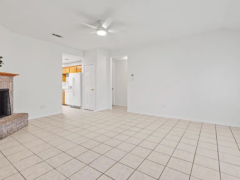 1011 Waterview Dr — Photo 6