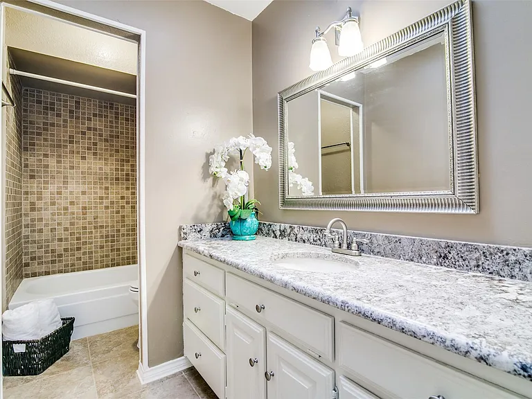719 Stoneybrook Dr — Photo 8