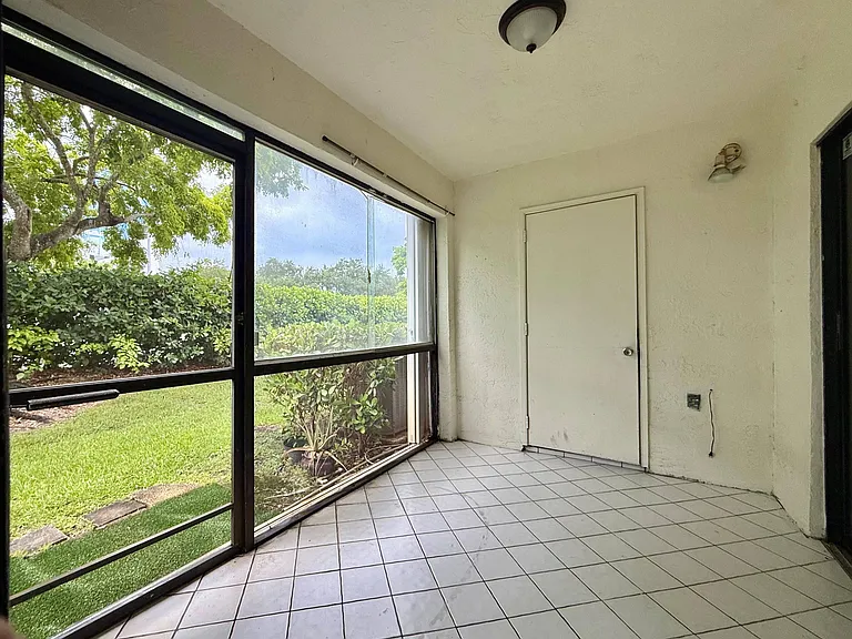 9633 Riverside Dr #E2 — Photo 6