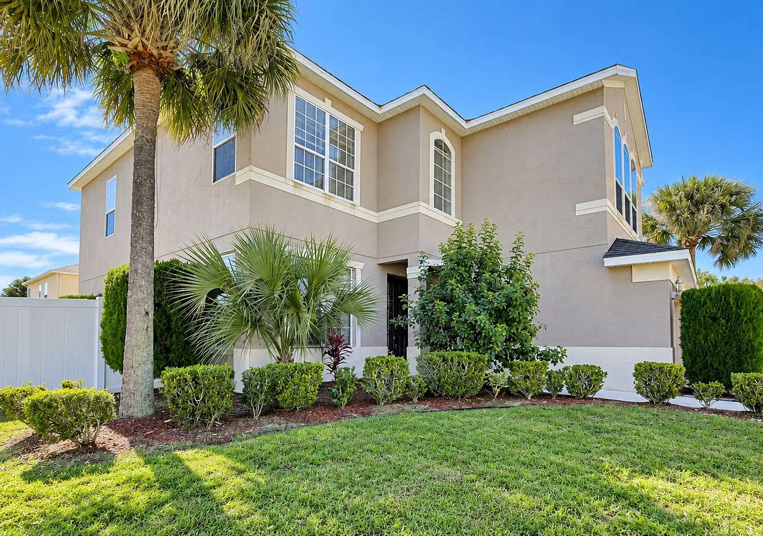 Spacious 4 Bedroom Pool Home with Loft and 2-Car Garage Orlando — Photo 1