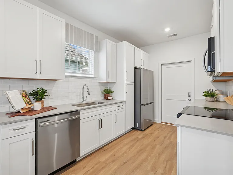Hamlet Barclay West - Homes & Townhomes for Rent — Photo 8