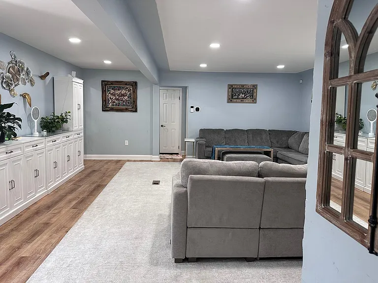 6742 Lamphere St — Photo 2