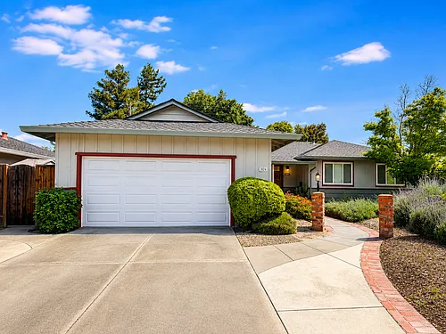 1074 Butte Ct Photo 1