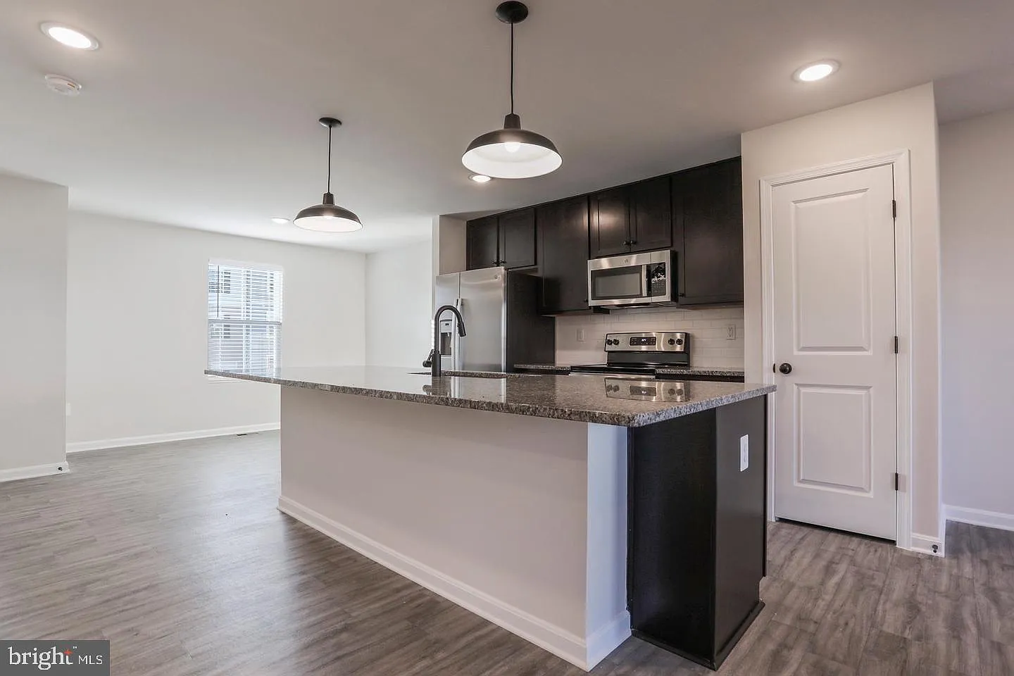 3 bed, 3.0 bath, 1650 sqft, $1,800 — Photo 2