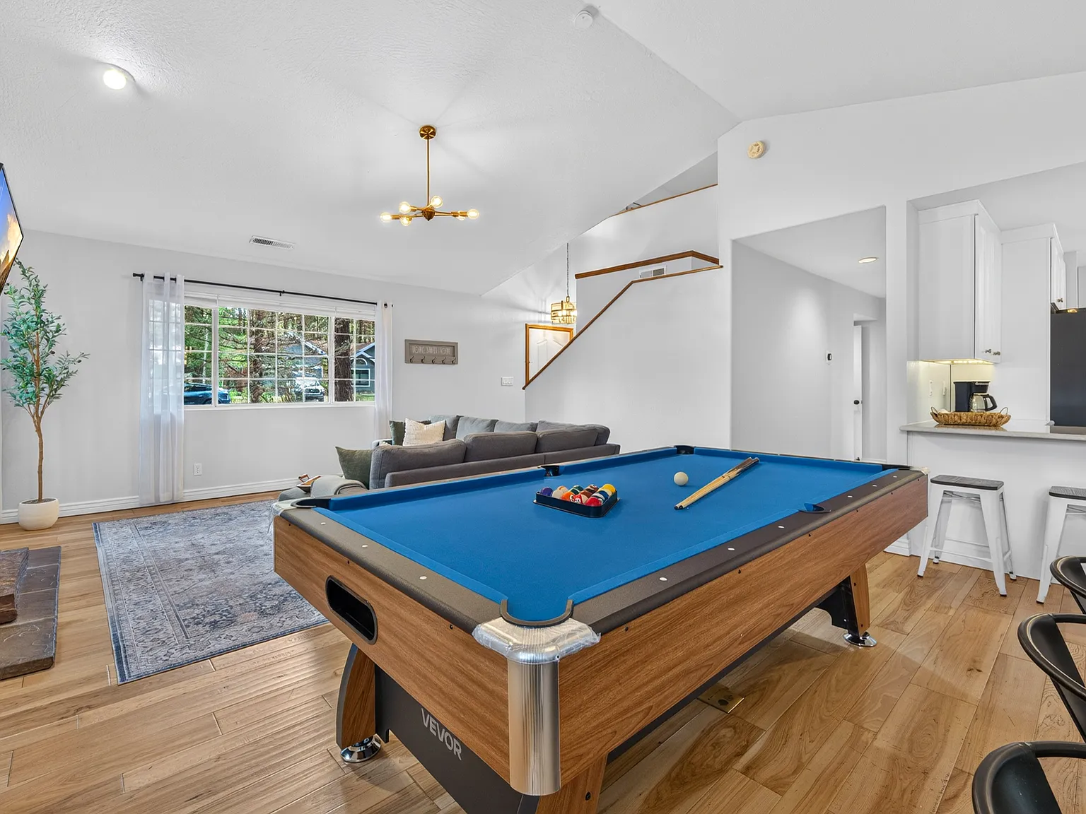 4 bed, 2.5 bath, 2118 sqft, $4,300 — Photo 1