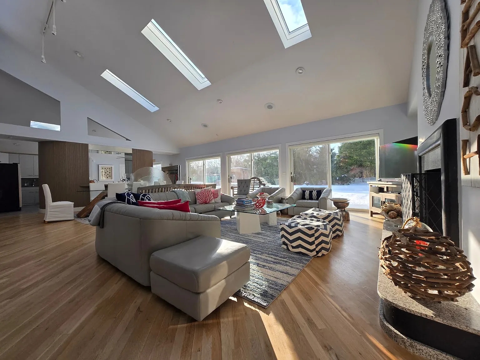 Spacious home with Tennis and Pool — Photo 3