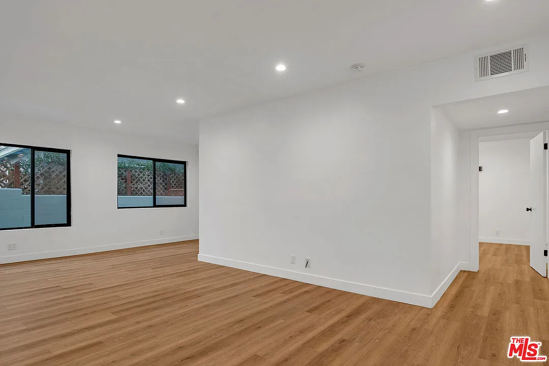3 bed, 2.0 bath, 1400 sqft, $4,995 — Photo 2