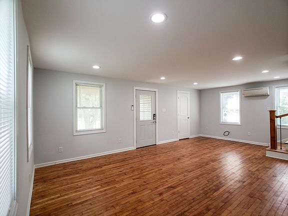 5th image of 13520 Calumet Ave