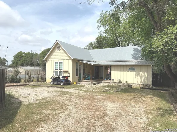 602B 10th, Bandera, TX 78003