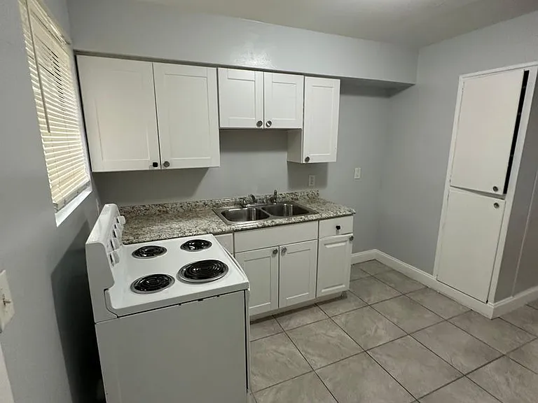2100 Palafox St — Photo 6