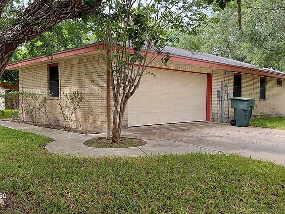CORNER LOT WITH GARAGE VIEW