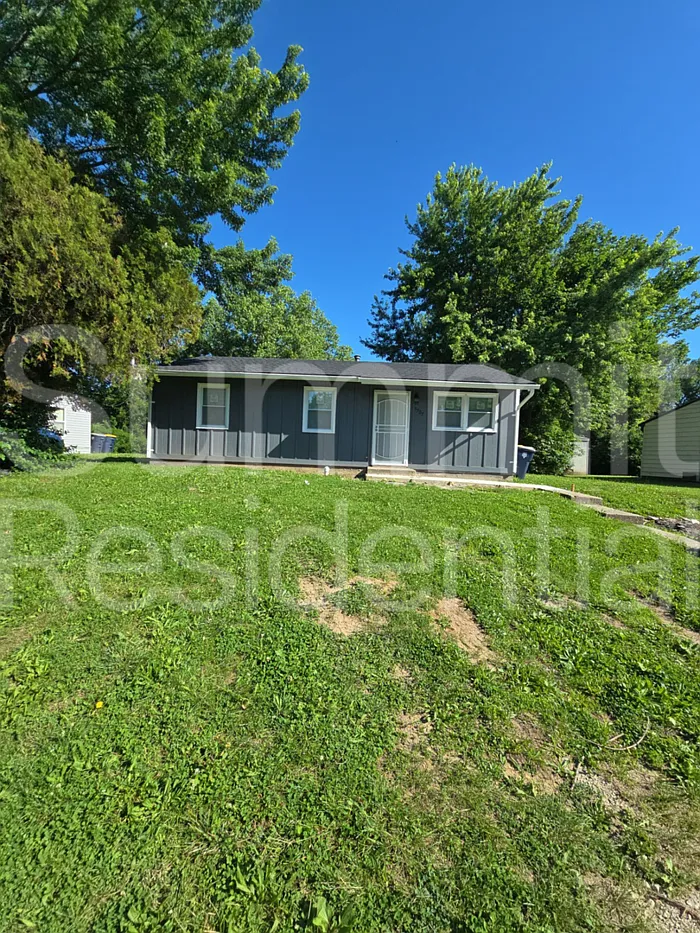 3 bed, 1.0 bath, 816 sqft, $1,095 — Photo 1