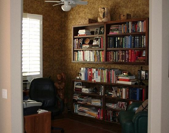 HOME OFFICE OR GUEST BEDROOM
