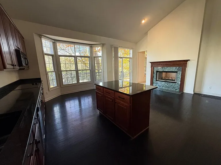 18145 Shoreline Ct — Photo 9